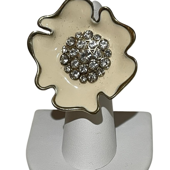 Metal and Rhinestone Flower Rings Bundle Lot 7 pcs NWT NWOT - Picture 6 of 8